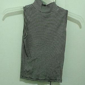 No Boundaries Crop Top Size S